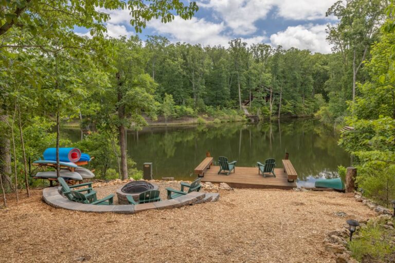 Enjoy Lake House Getaways Near St Louis: The backyard of a lakefront rental.